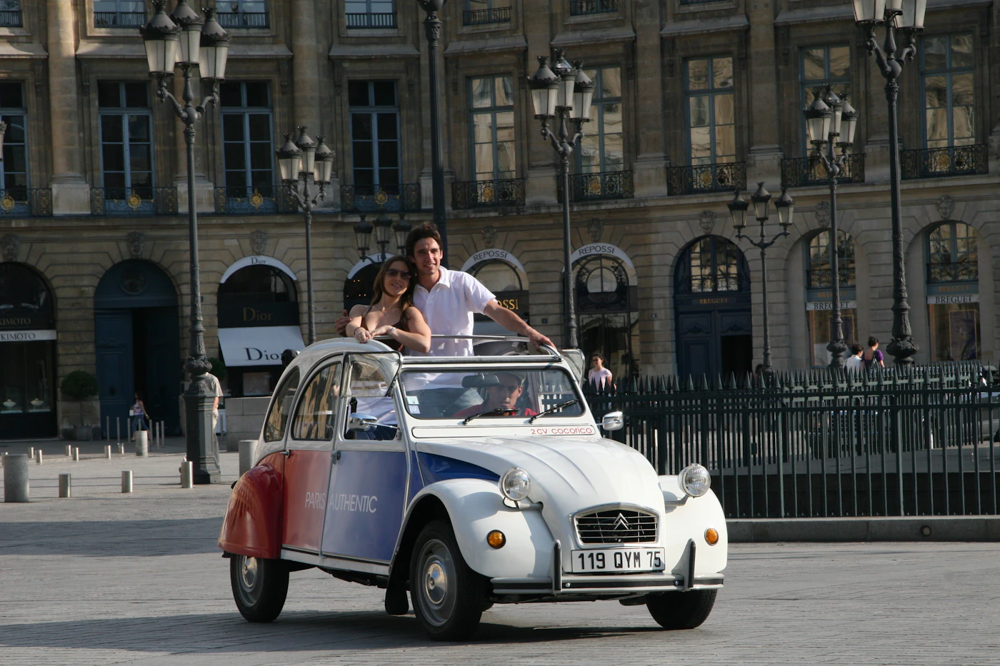 Paseo romántico en un 2CV en Citroën París - Paris Authentic