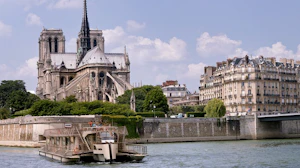 A one-hour sightseeing cruise on the Seine (Bateaux Parisiens)