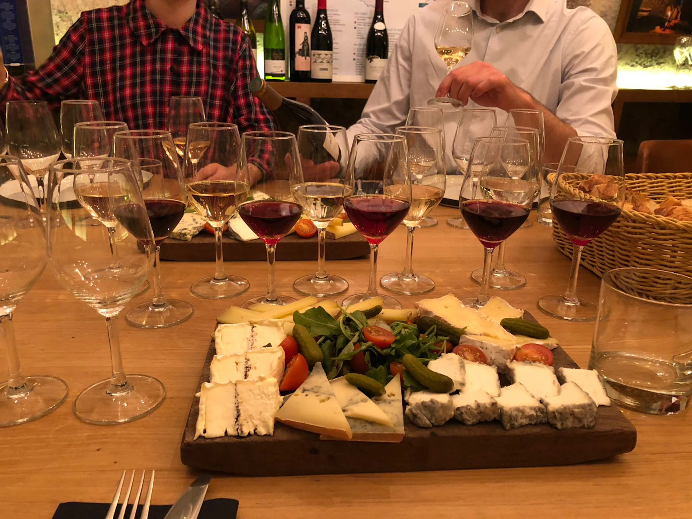 Lo último en cata de vinos y quesos - Caves du Louvre