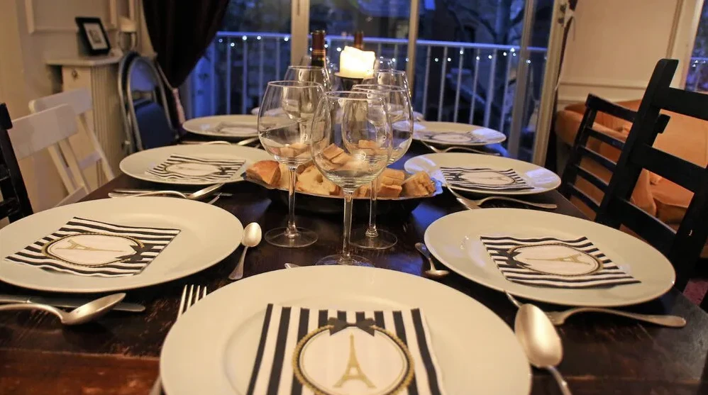 Dinner at the home of a Parisian journalist