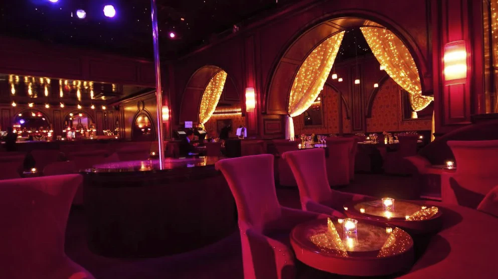 Secret Square: Striptease-Shows
