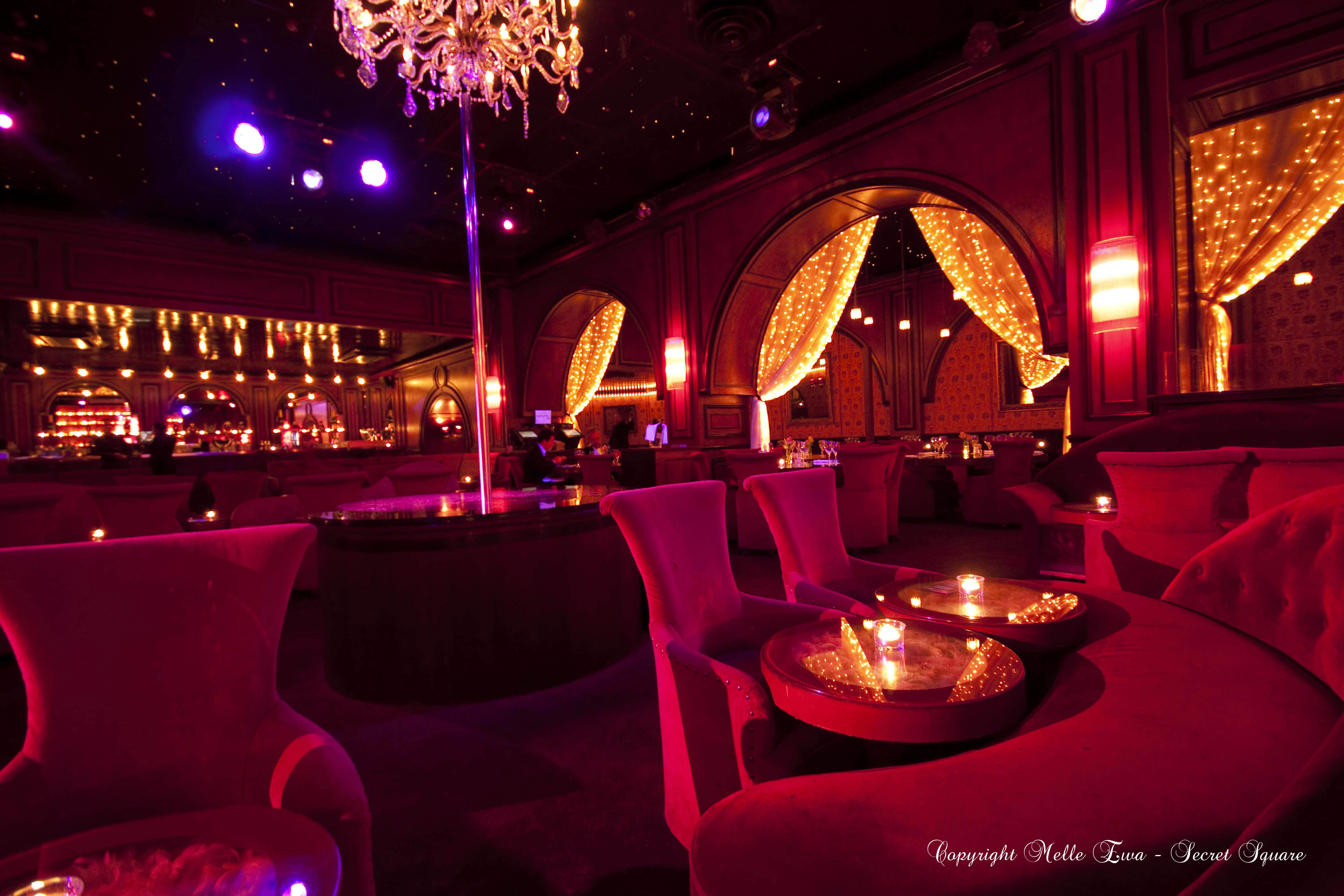 Secret Square : strip-tease shows
