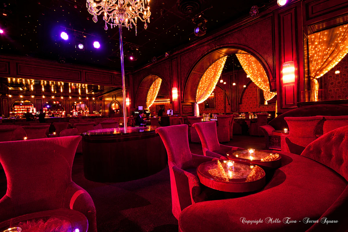 Secret Square: Striptease-Shows