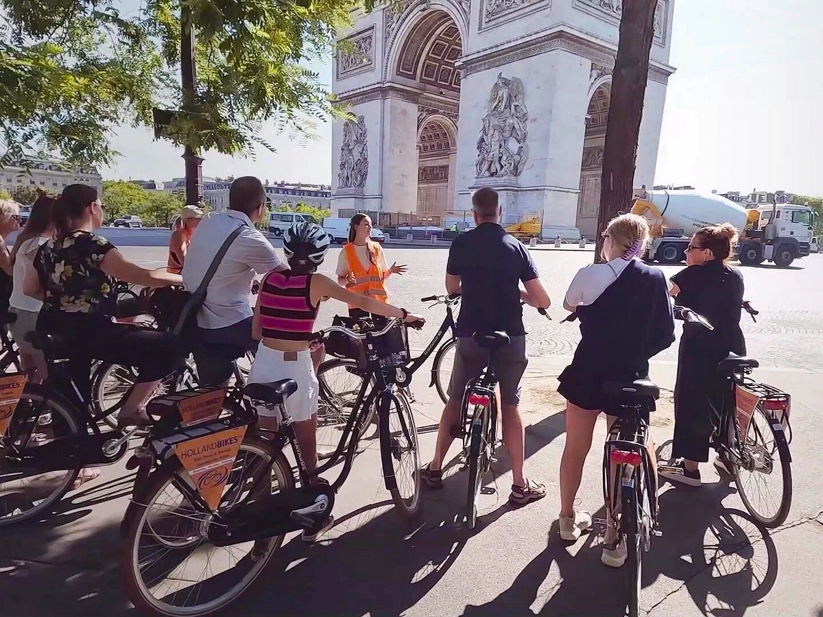 The top sights in Paris by bike